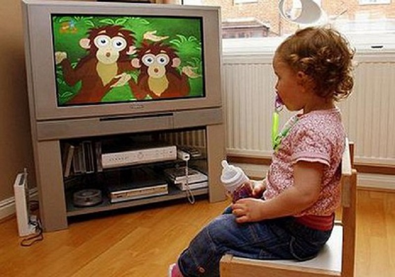 Trẻ xem tivi nhiều làm giảm khả năng giao tiếp